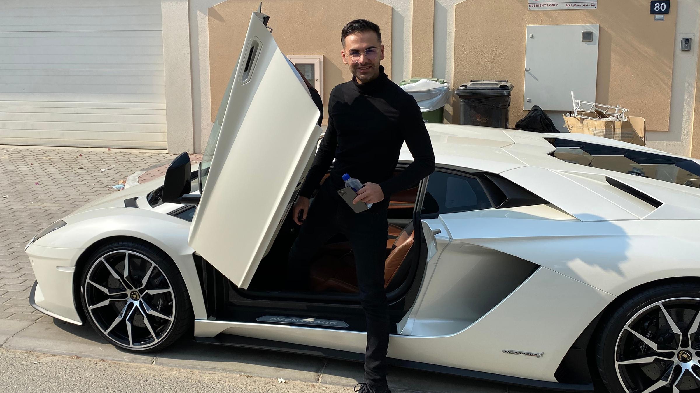 nternehmer Saygin Yalçin steigt in Dubai aus seinem Lamborghini aus.