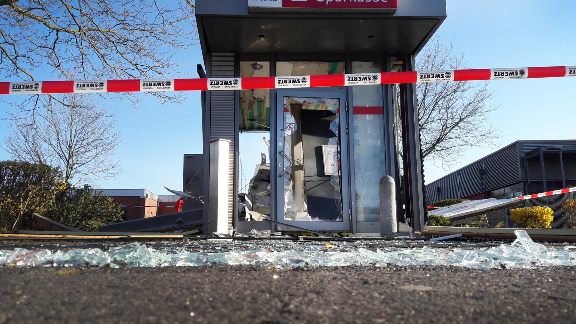 Das Bild zeigt einen gesprengten Geldautomaten. (Archivbild)