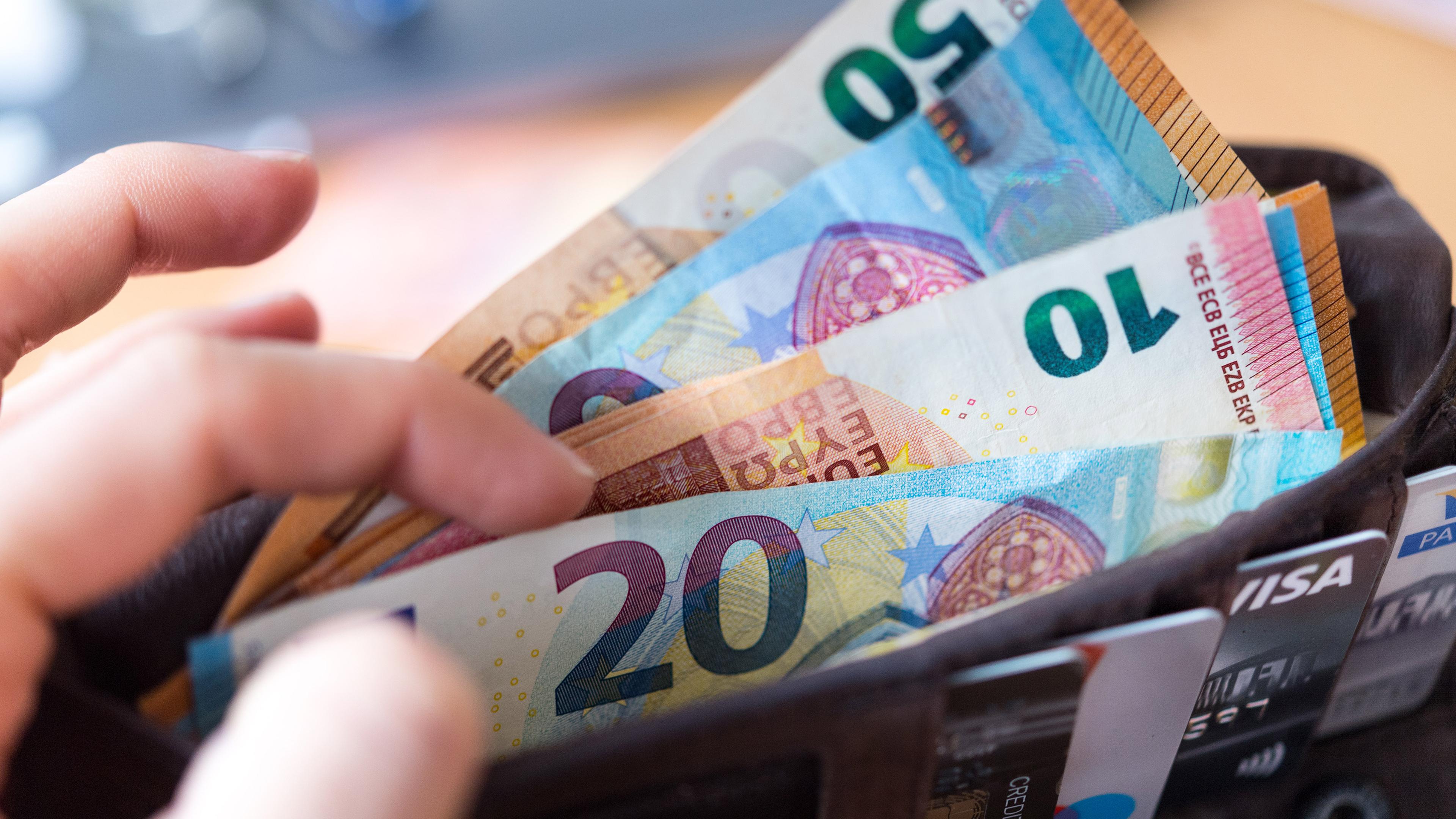 Ein Geldbeutel mit mehreren Euroscheinen und Karten