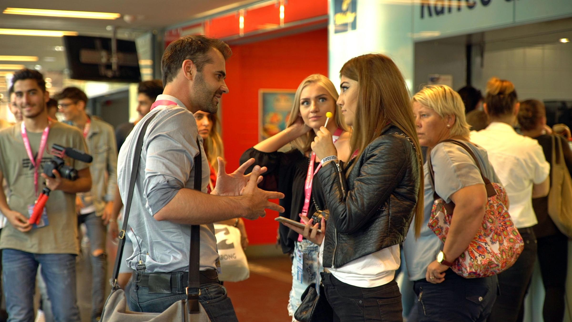 Nachwuchs-YouTuberin Toranj Jafari (r.) hofft auf lukrative Werbedeals.