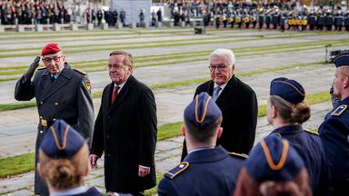  Carsten Breuer (l-r), Generalinspekteur der Bundeswehr, Boris Pistorius (SPD), Bundesminister der Verteidigung, und Bundespräsident Frank-Walter Steinmeier nehmen am Feierlichen Gelöbnis als Zentralveranstaltung zum 70. Jahrestag der Bundeswehr in Berlin teil.