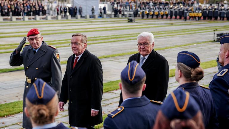  Carsten Breuer (l-r), Generalinspekteur der Bundeswehr, Boris Pistorius (SPD), Bundesminister der Verteidigung, und Bundespräsident Frank-Walter Steinmeier nehmen am Feierlichen Gelöbnis als Zentralveranstaltung zum 70. Jahrestag der Bundeswehr in Berlin teil.