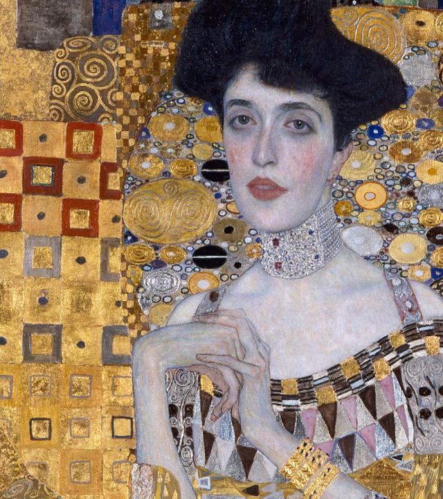 Gemälde, das eine junge Frau mit dunklen hochfrisierten Haaren und in einem goldenen gemusterten Kleid vor einem goldenen Hintergrund mit Kreisen und Quadraten zeigt.