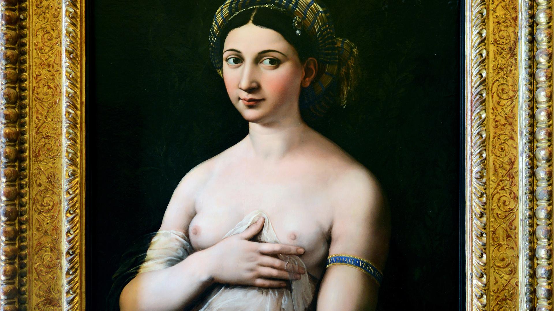 Porträt einer jungen Frau mit Haarband und Armreif. Ihr Oberkörper ist nackt und sie hält ein weißes Stoffband an ihre Brust. Der Hintergrund ist dunkel mit einem goldenem Rahmen.