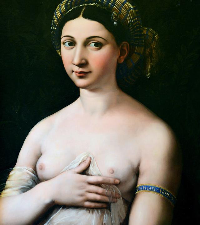 Porträt einer jungen Frau mit Haarband und Armreif. Ihr Oberkörper ist nackt und sie hält ein weißes Stoffband an ihre Brust. Der Hintergrund ist dunkel mit einem goldenem Rahmen.