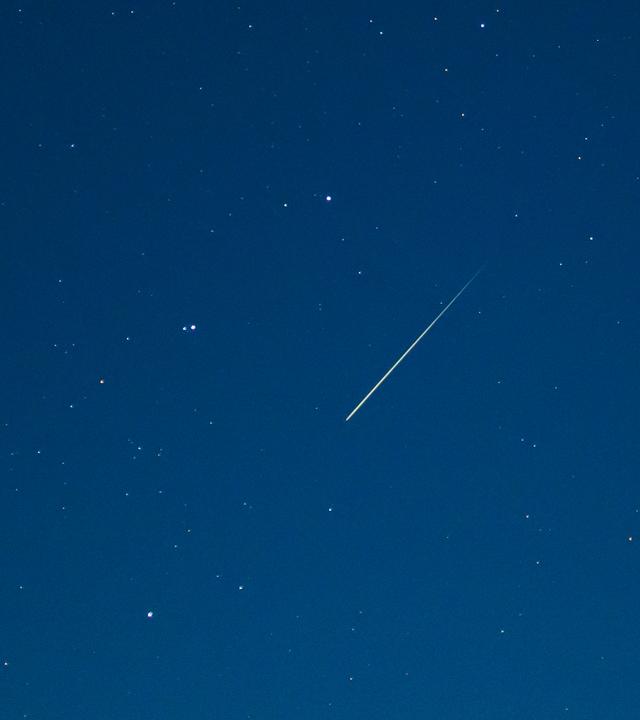 14.12.2024, Brandenburg, Lietzen: Eine Sternschnuppe leuchtet am Nachthimmel.