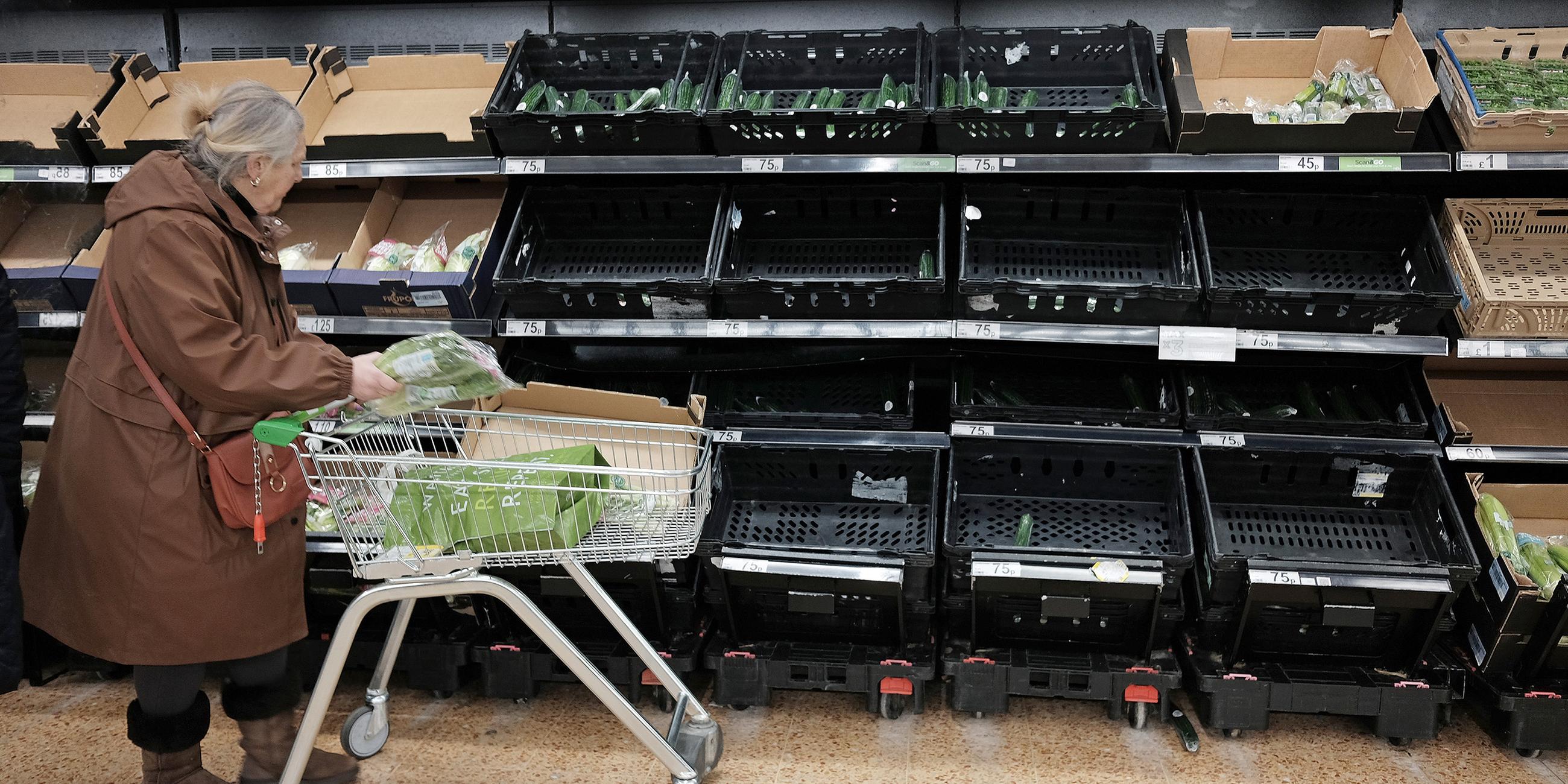 Leere Obst- und Gemüseboxen in einem Supermarkt in London