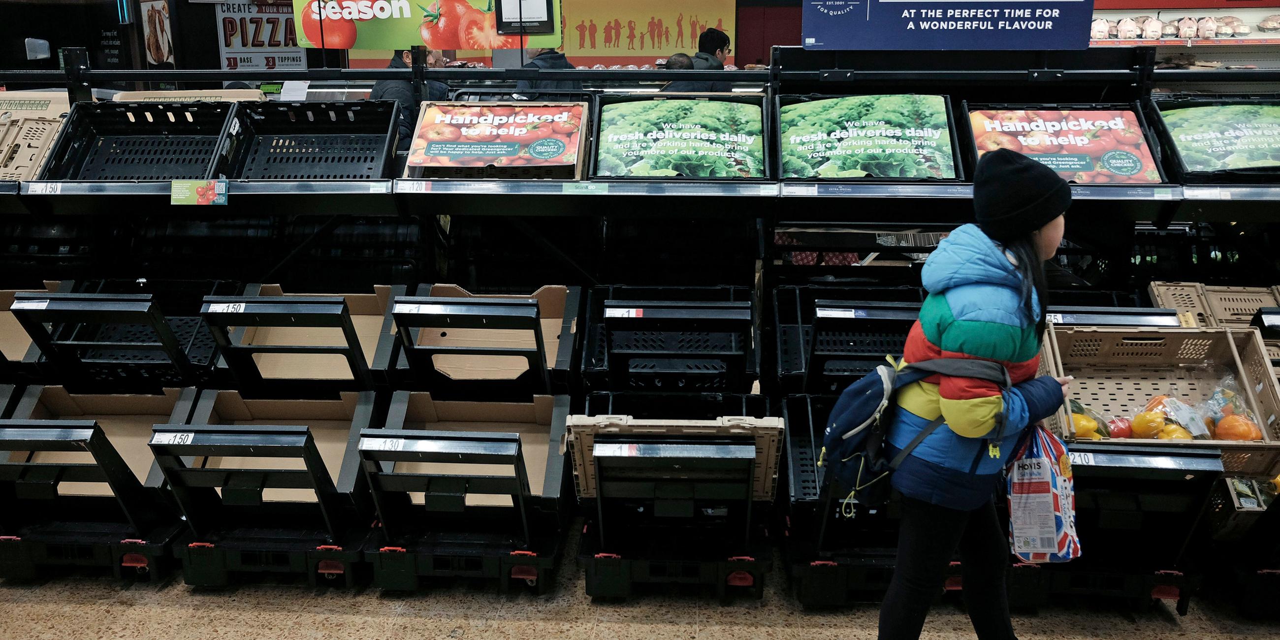 Leere Gemüse-Regale im Supermarkt