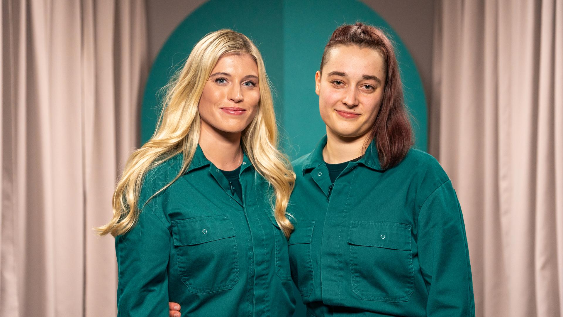 Zwei Frauen im grünen Overall.
