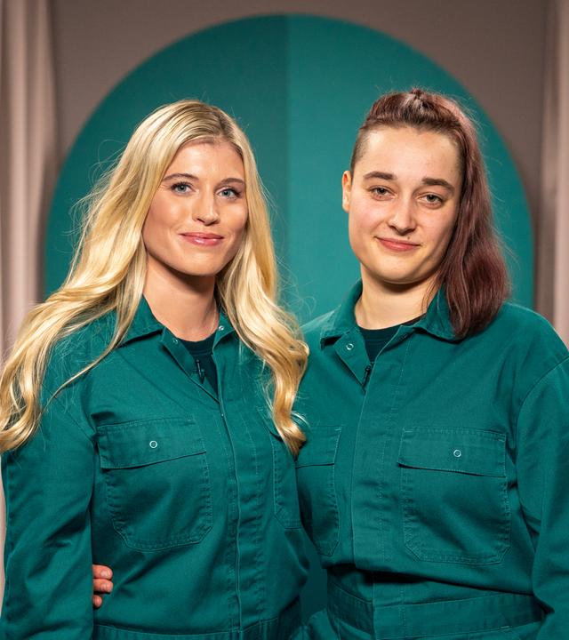 Zwei Frauen im grünen Overall.