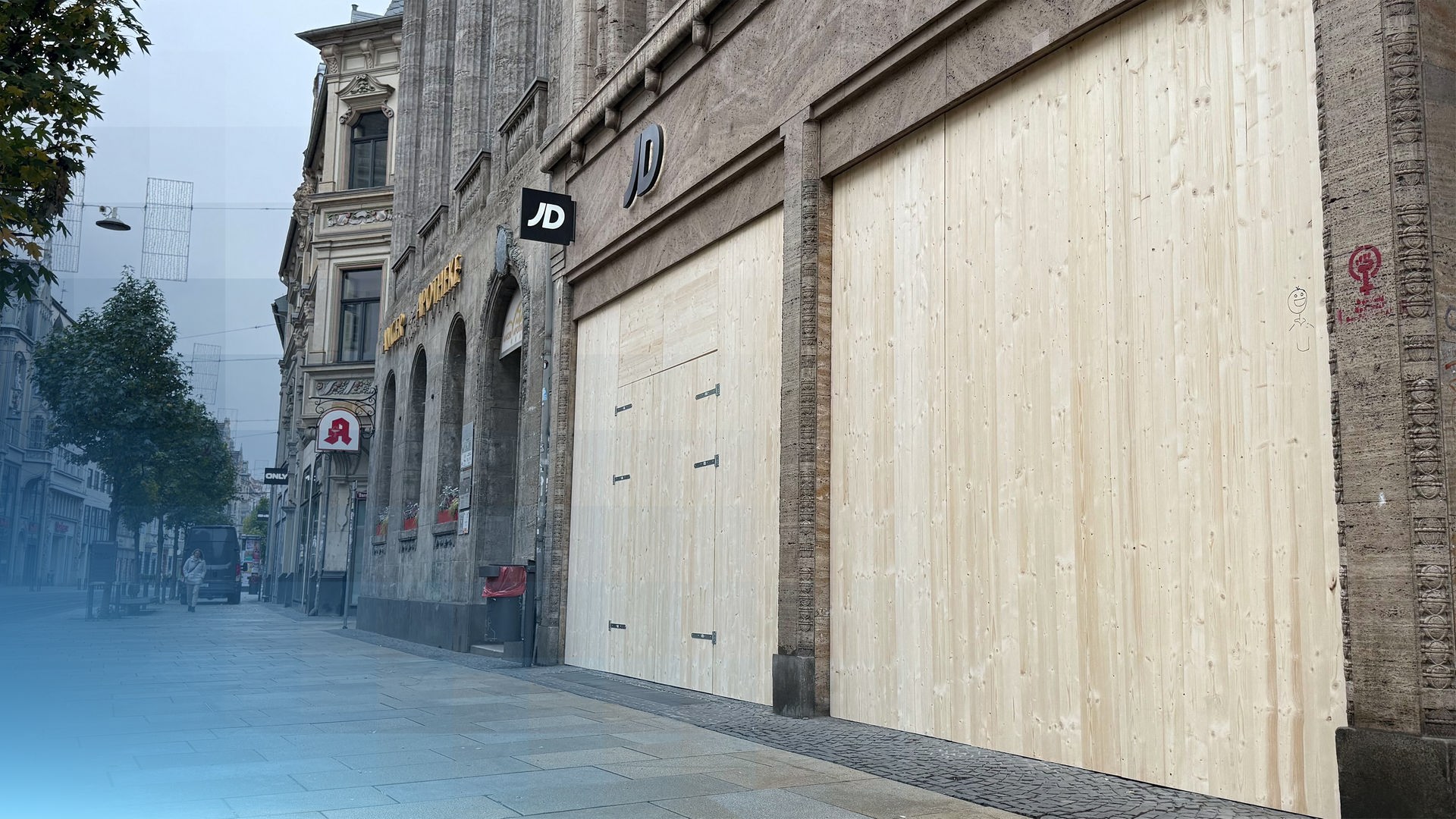 Ein verbarrikadiertes Geschäft in der Innenstadt vor den angekündigten Protesten der Gen Z