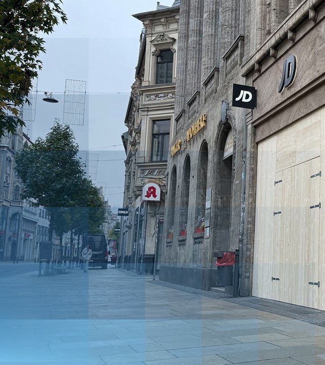 Ein verbarrikadiertes Geschäft in der Innenstadt vor den angekündigten Protesten der Gen Z