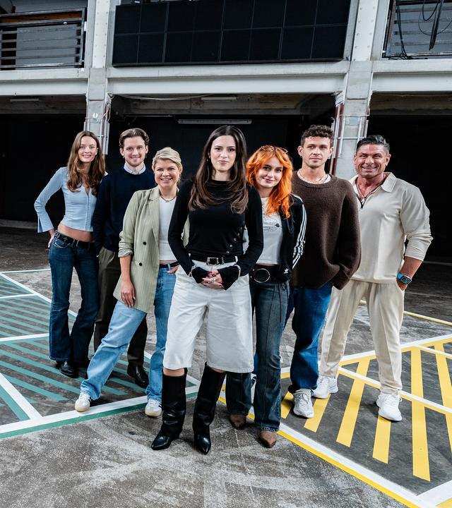 Zu sehen sind die Moderatorin Salwa Houmsi von "13 Fragen" und jeweils rechts und links hinter ihr stehen 3 Gäste der Folge.