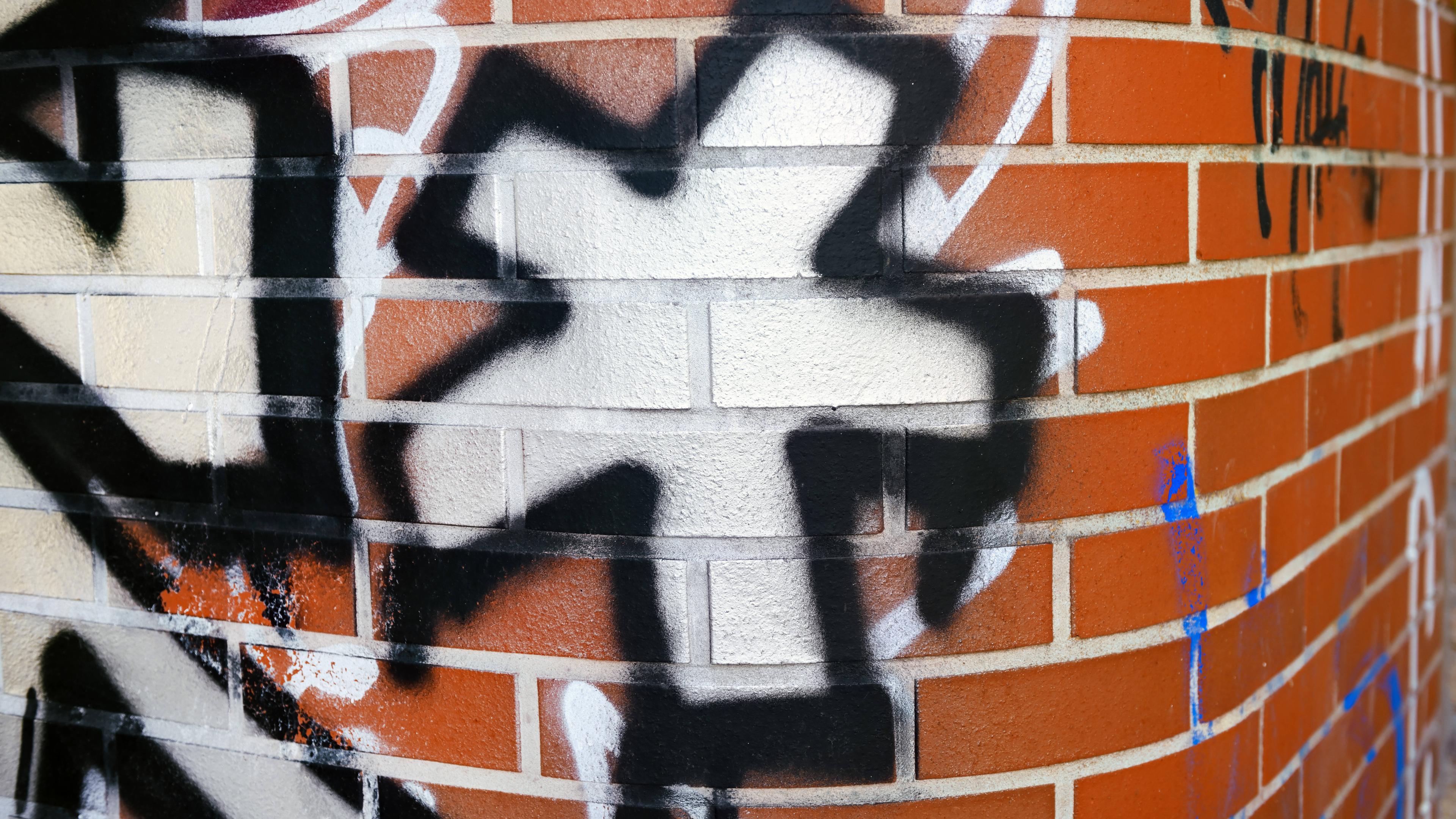 Genderstern-Graffiti an einer Mauer in der Hafencity von Hamburg