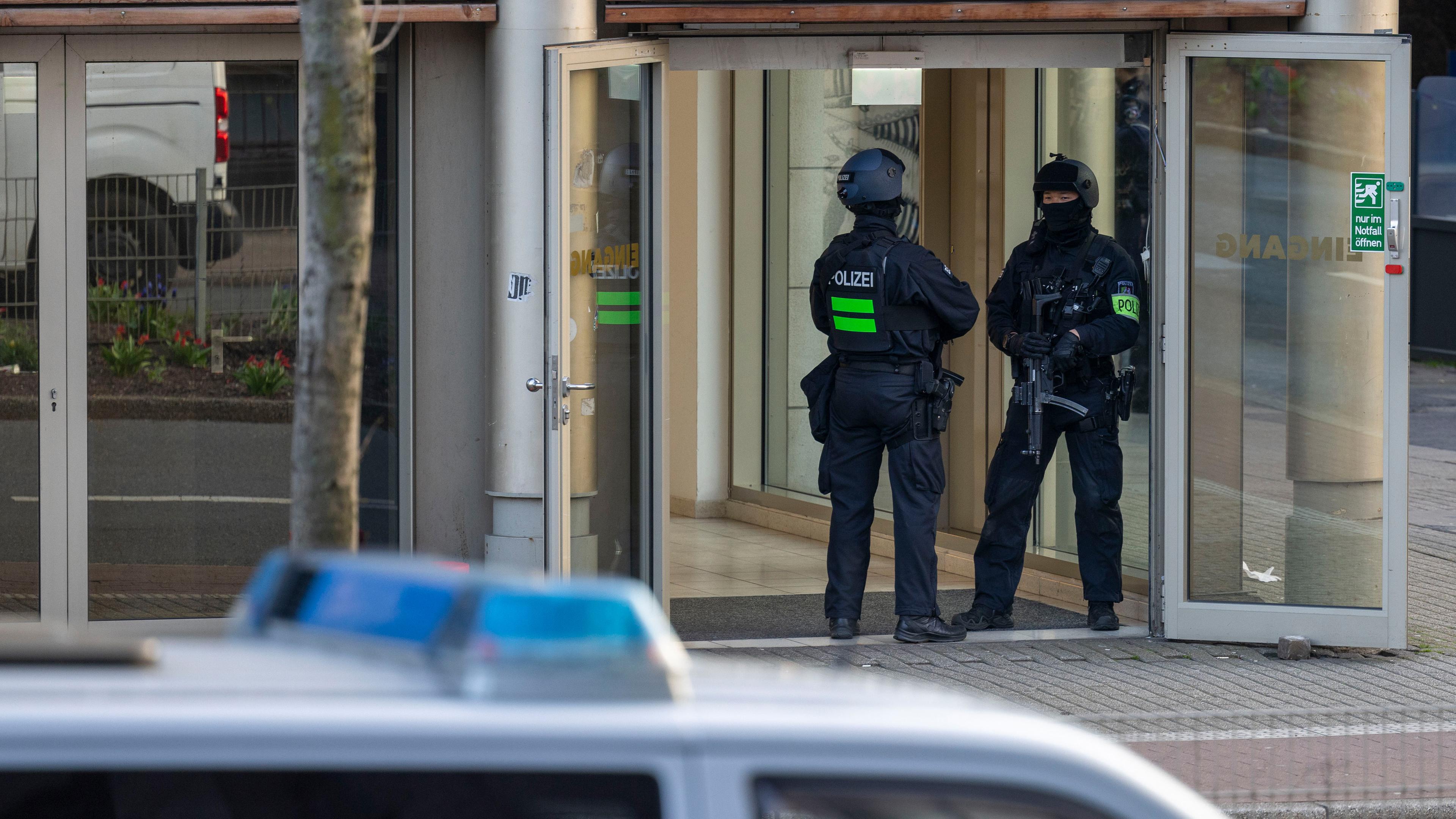 Nordrhein-Westfalen, Duisburg: Polizisten stehen nach einer Attacke in einem Fitnessstudio in der Innenstadt im Eingangsbereich des Studios. Archivbild