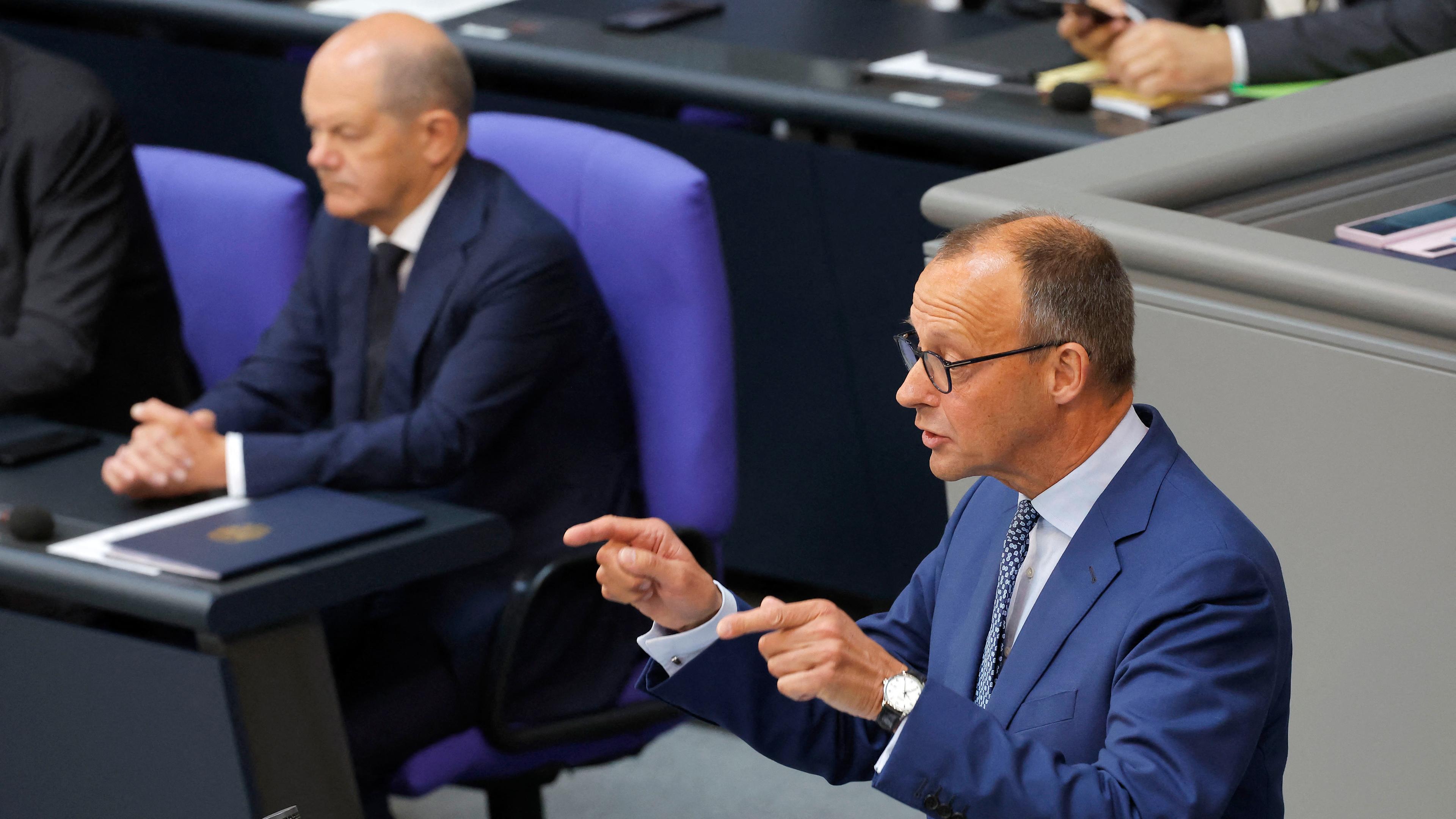 Friedrich Merz bei der Generraldebatte im Bundestag am 22.06.2023, im Hintergrund ist Olaf Scholz