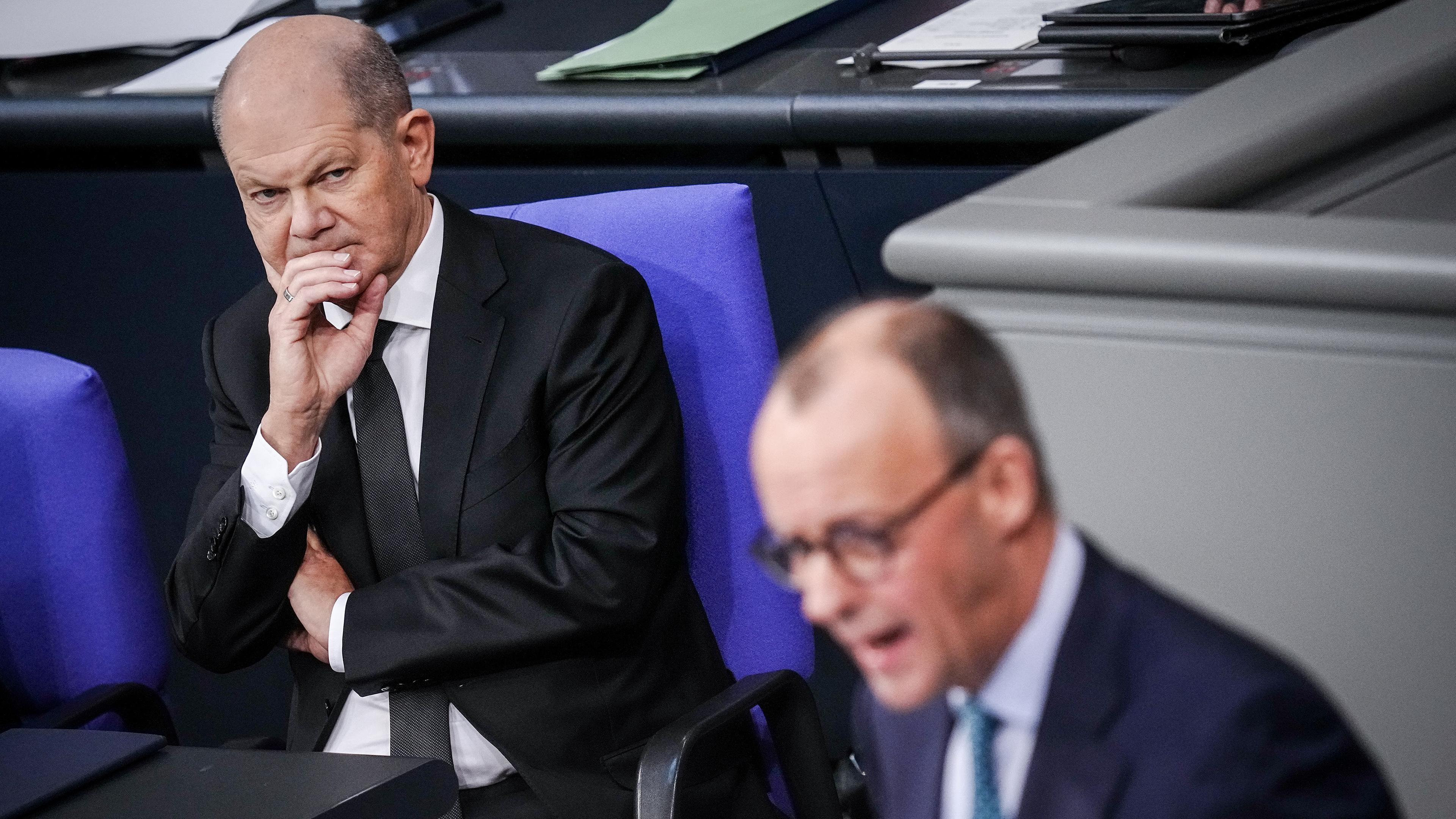Olaf Scholz und Friedrich Merz bei der Generaldebatte im Bundestag in Berlin am 31.01.2024
