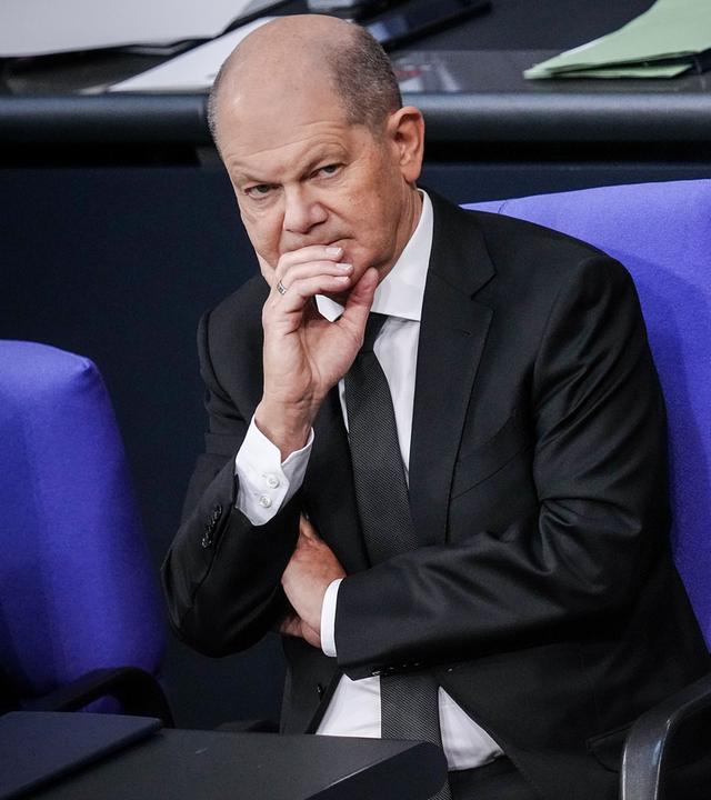 Olaf Scholz und Friedrich Merz bei der Generaldebatte im Bundestag in Berlin am 31.01.2024