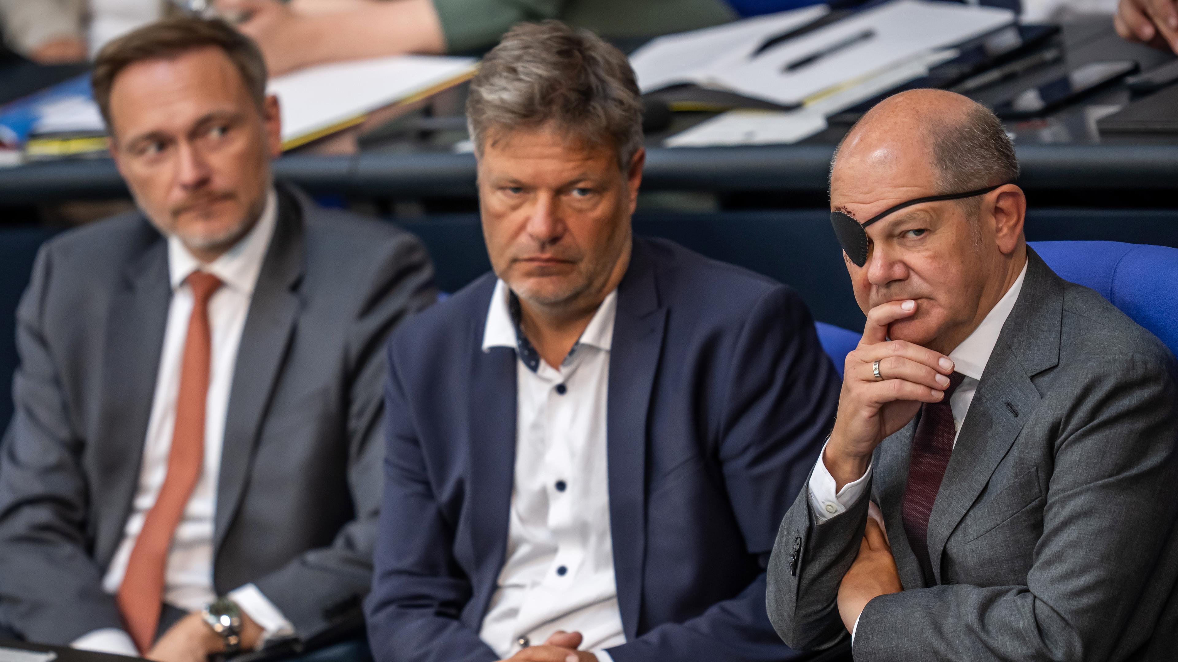 V.l.n.r.: Christian Lindner, Robert Habeck und Olaf Scholz bei der Generaldebatte im Bundestag
