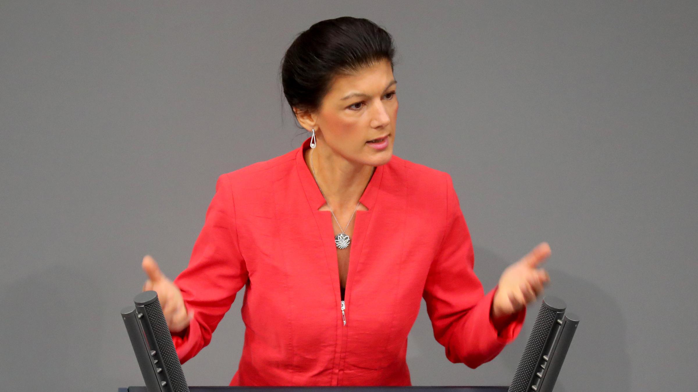 Депутат бундестага сара вагенкнехт последнее. Выступление вагенкнехт в бундестаге. Сара вагенкнехт в бундестаге. Сара вагенкнехт в бундестаге. Сара вагенкнехт 2023.