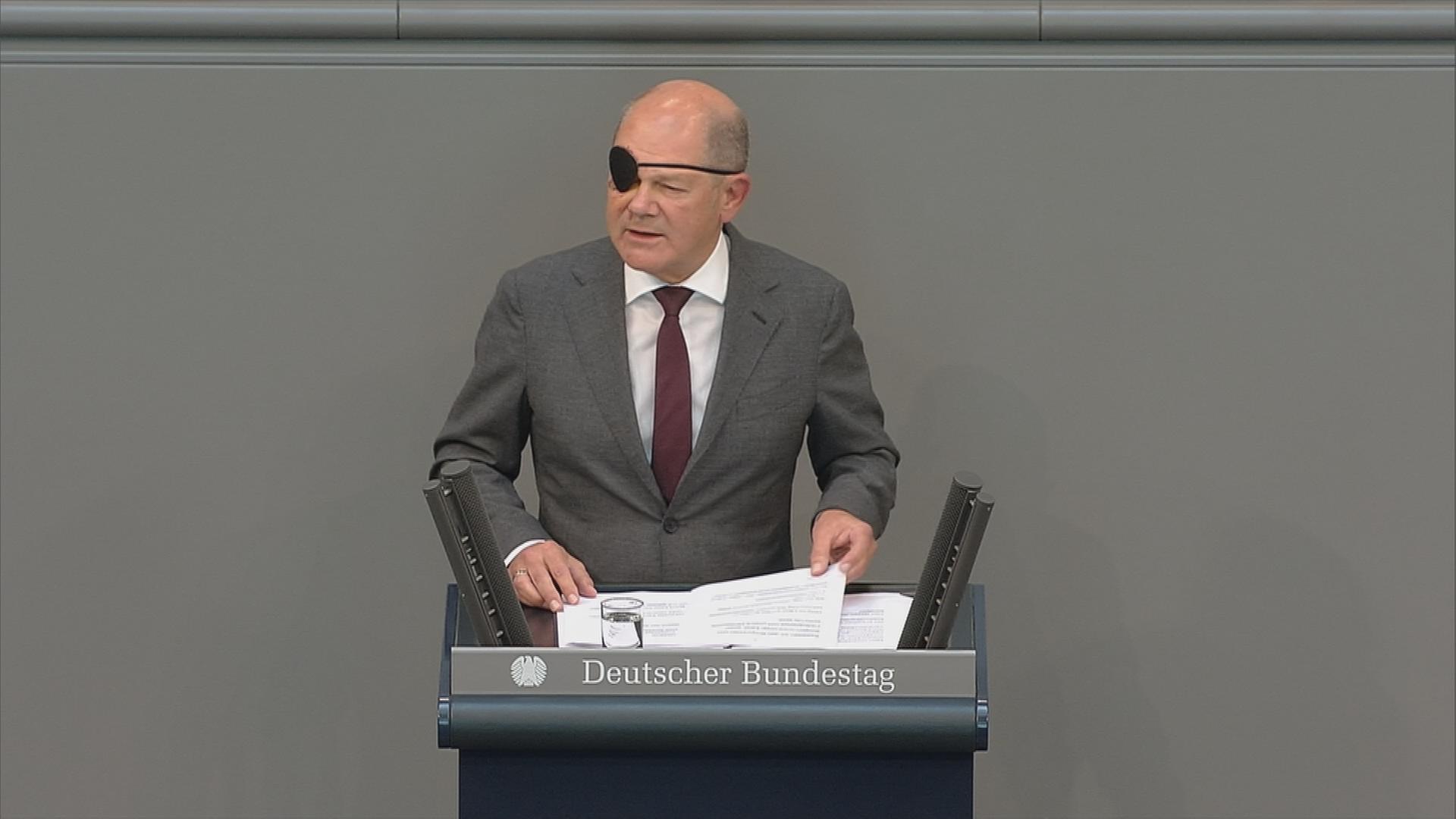 Olaf Scholz am Rednerpult bei Generaldebatte im Bundestag