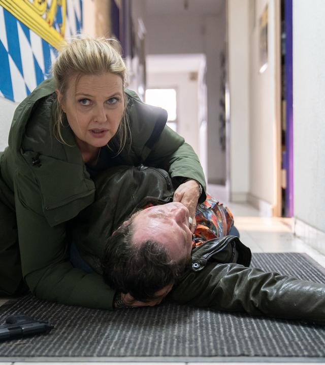 Vera Lanz kümmert sich um den am Boden liegenden Kommissar Paul Böhmer.