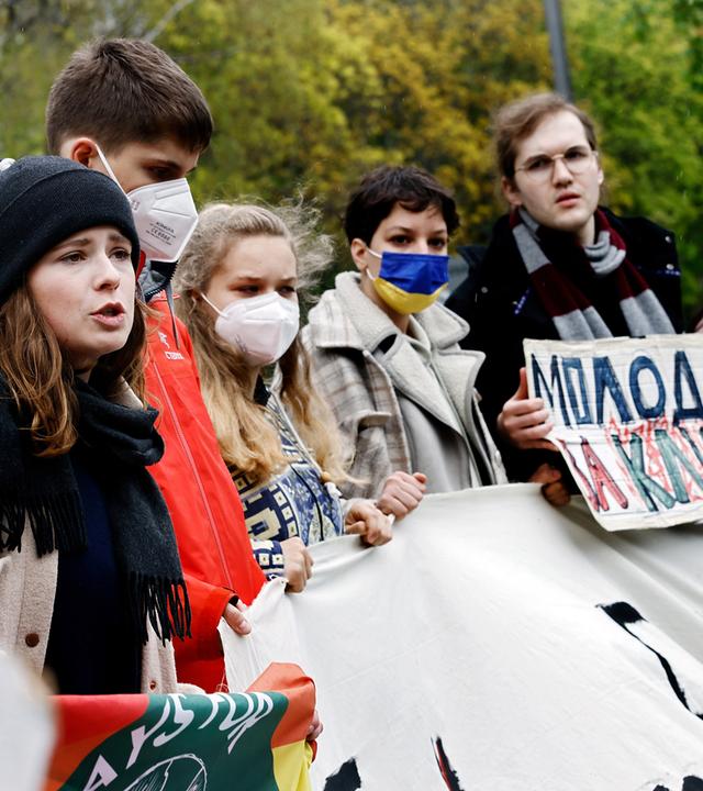 Luisa Neubauer (l), deutsche Klimaaktivistin, spricht vor Aktivisten der Organisation Fridays for Future aus verschiedenen Ländern