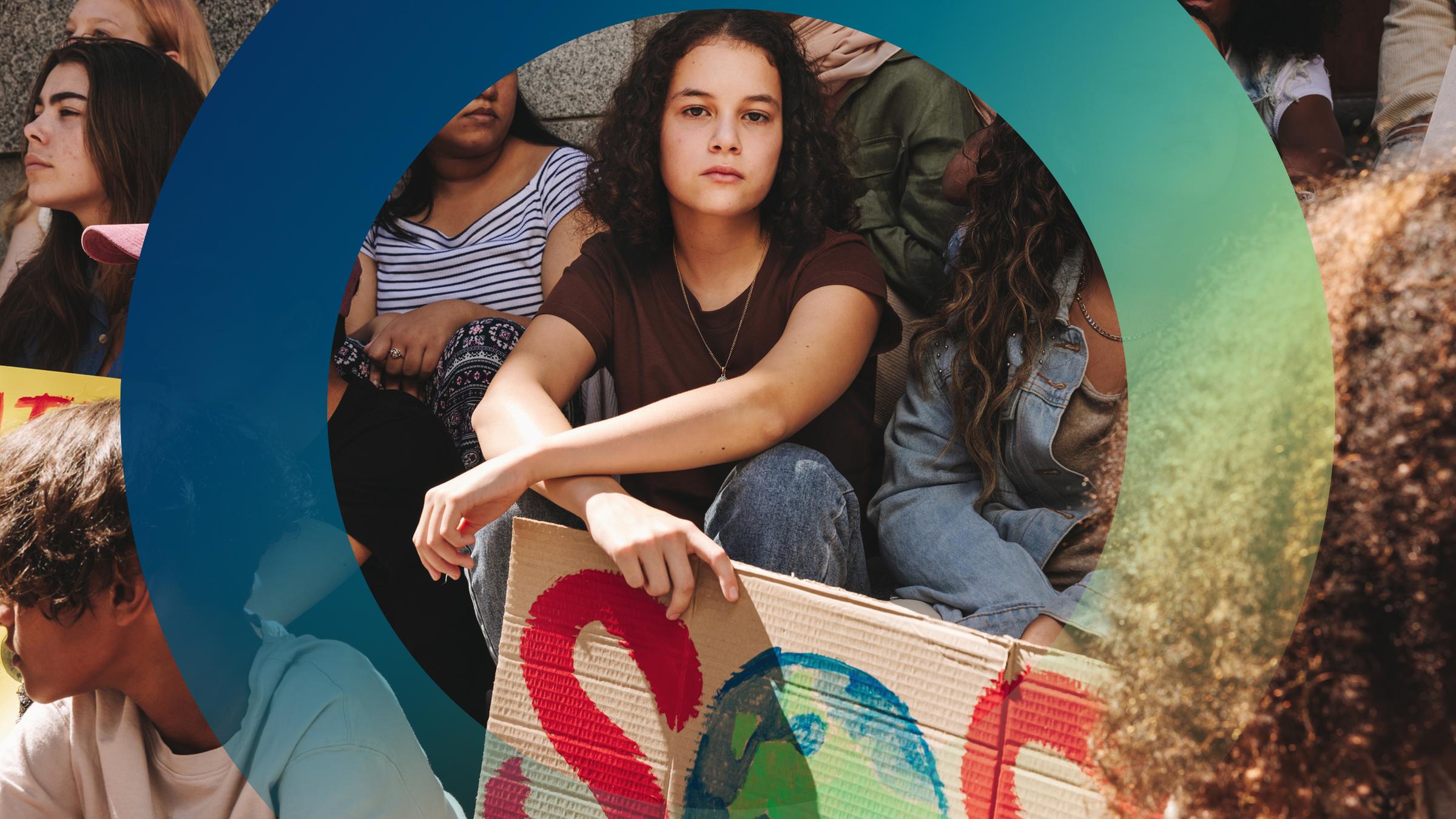 Junge Menschen auf einer Demonstration