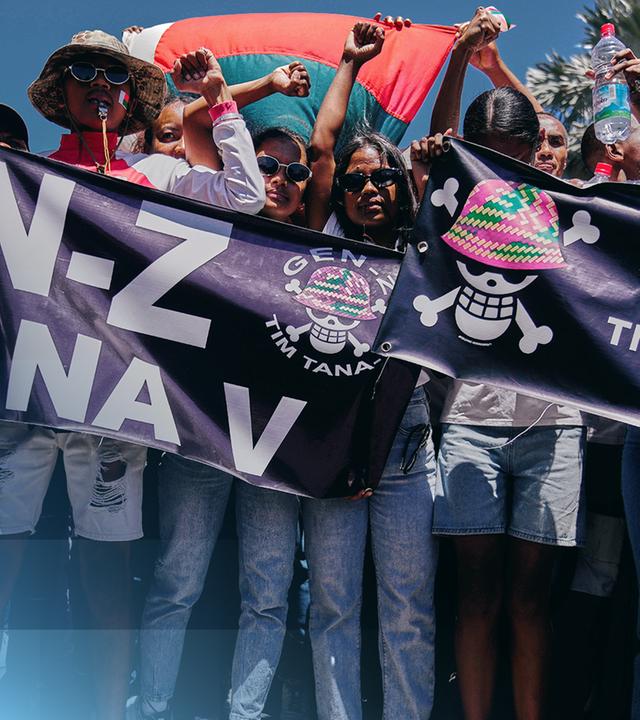 Protestierende Menschen mit Plakaten der Bewegung.