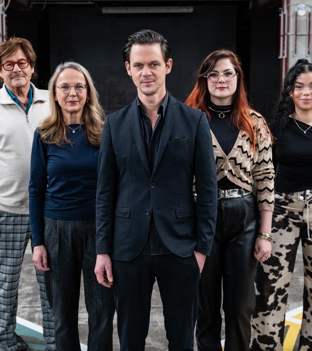 Moderator Jo Schück steht mit seinen sechs Gästen auf dem 13 Fragen-Spielfeld.