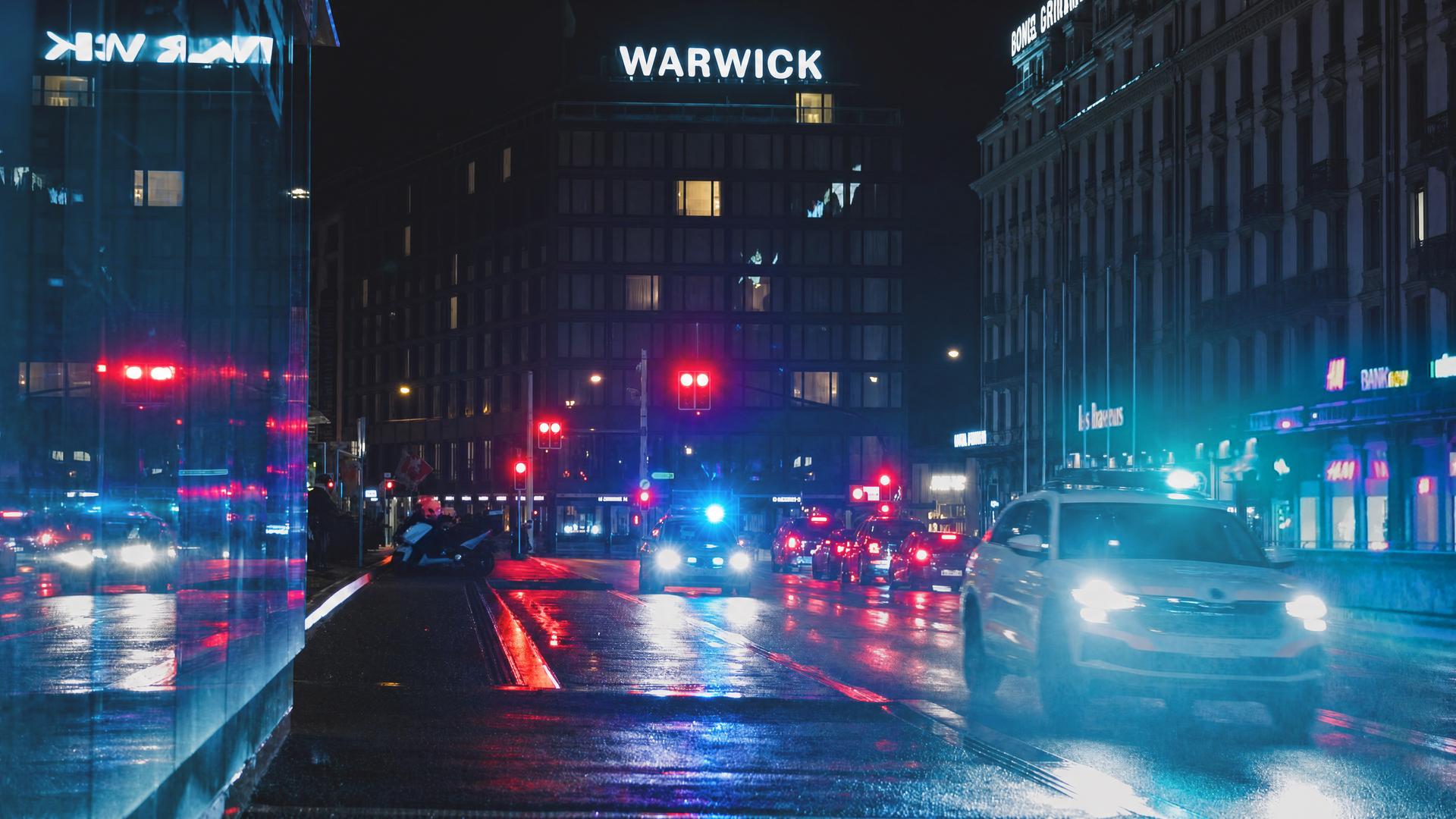 Eine Straßenansicht bei Nacht.