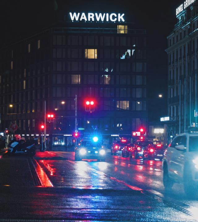 Eine Straßenansicht bei Nacht.