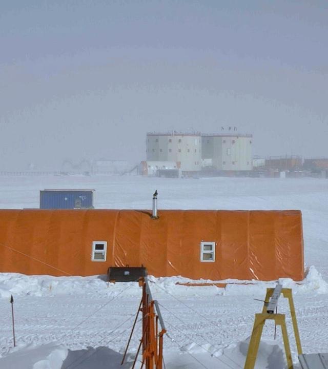 "Genial konstruiert - Im ewigen Eis": Forschungsstation Dome Concordia in der Antarktis. Im Vordergrund wehen die Flaggen Italiens, Europas und Frankreichs.