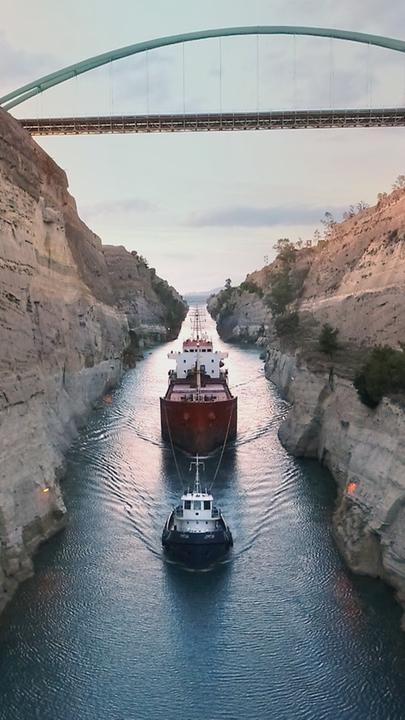 "Genial konstruiert - Super-Schleusen und Mega-Dämme": Ein Schiff fährt durch den Kanal von Korinth.