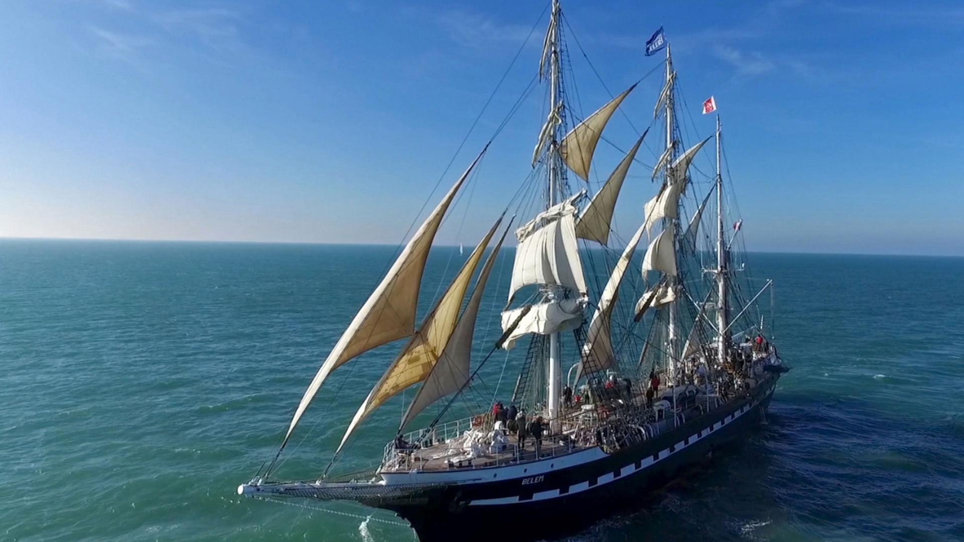 "Genial konstruiert: Superschiffe": Das Segel-Frachtschiff "Belem" fährt unter Segel über das Meer.