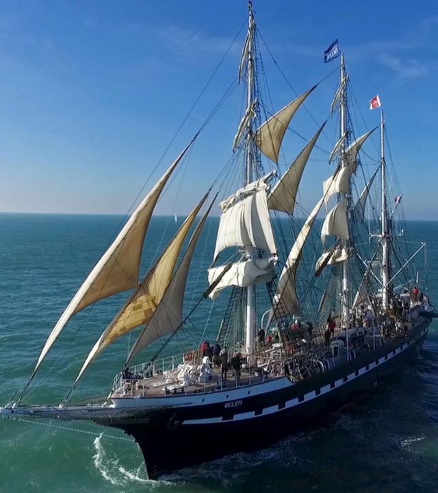 "Genial konstruiert: Superschiffe": Das Segel-Frachtschiff "Belem" fährt unter Segel über das Meer.