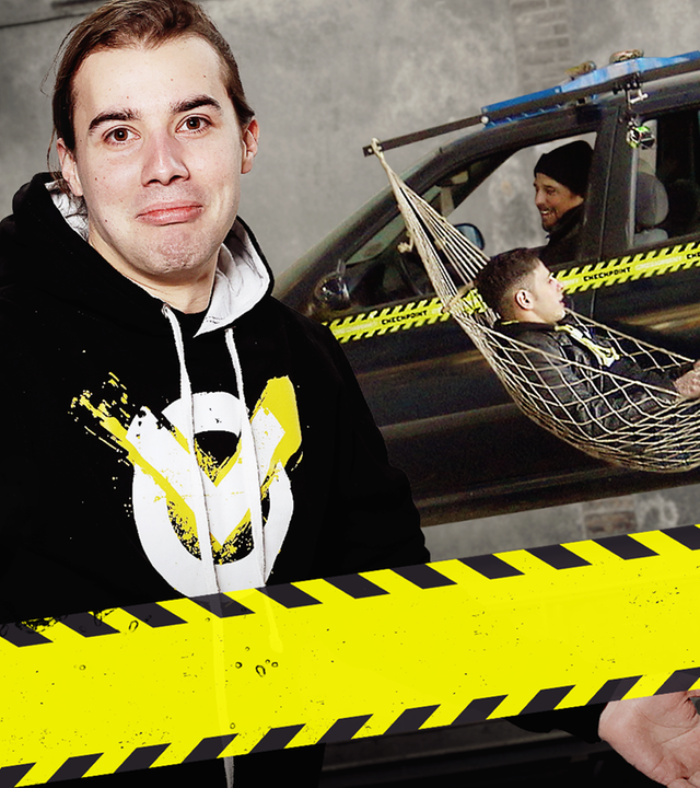 Leopold schaut verschmitzt in die Kamera, während im Hintergrund Moderator Tommy Scheel im Auto sitzt und auf Cem rausgrinst, der in einer Hängematte liegt, die seitlich außen am Auto befestigt ist. 