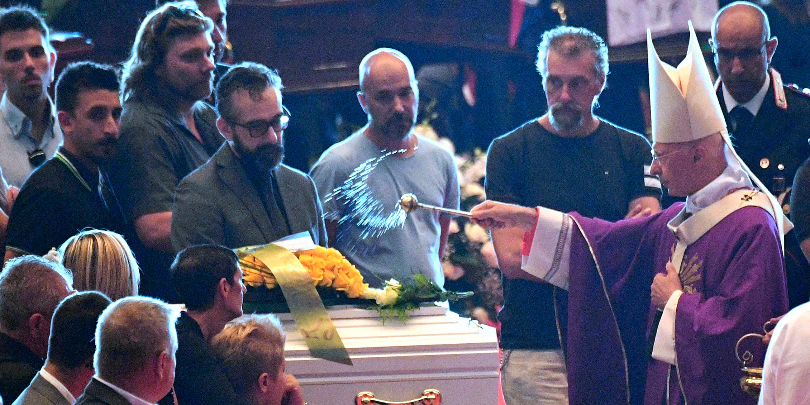 Bischof mit Sarg während Trauerfeier in Genua; 18.08.2018