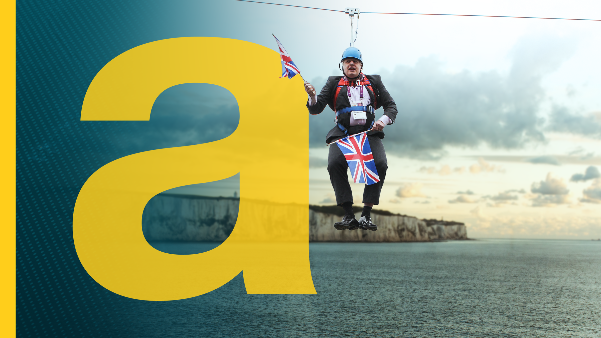 Fotomontage: Der ehemalige britische Premierminister Boris Johnson mit blauem Helm hängt an einem Seil über dem Ärmelkanal und hält britische Flaggen in den Händen, daneben ein das gelbe auslandsjournal-Logo