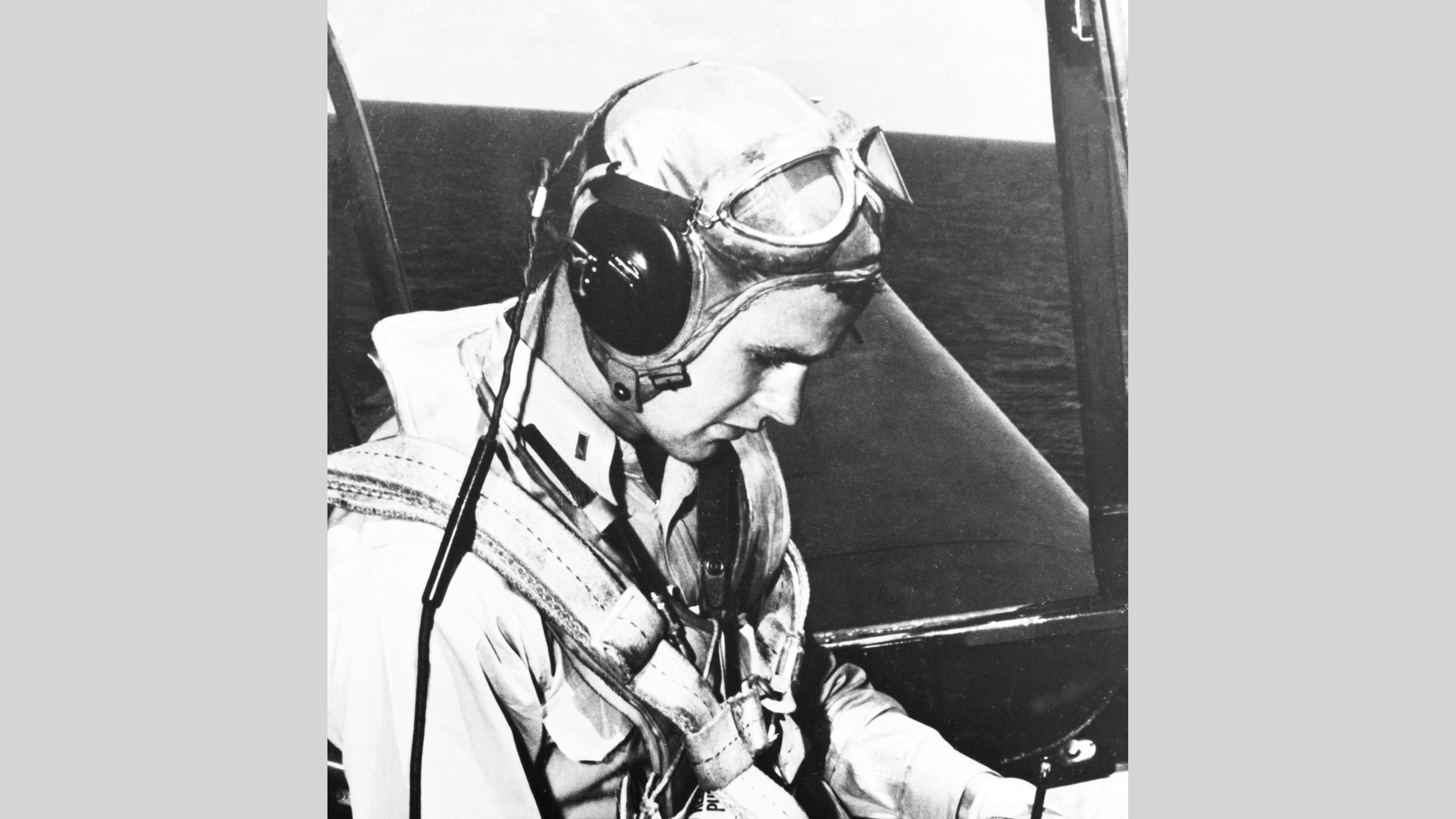 George H.W. Bush sitzt während des zweiten Weltkriegs im Cockpit eines Bombers