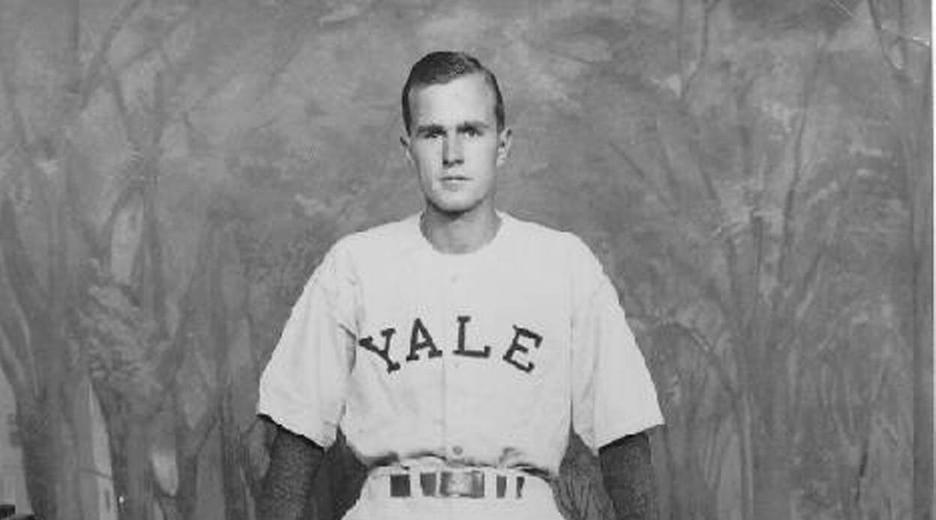 George H.W. Bush 1946 in seinem Baseball-Trikot der Universität Yale