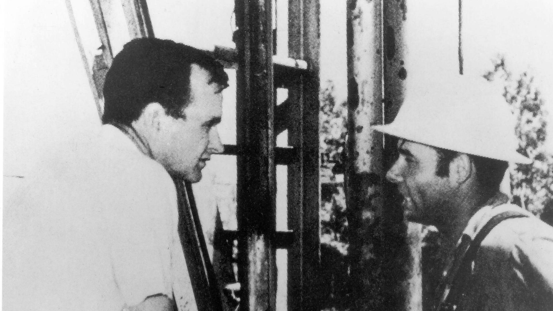 George H.W. Bush spricht 1952 mit einem Arbeiter auf einem Ölfeld in Texas