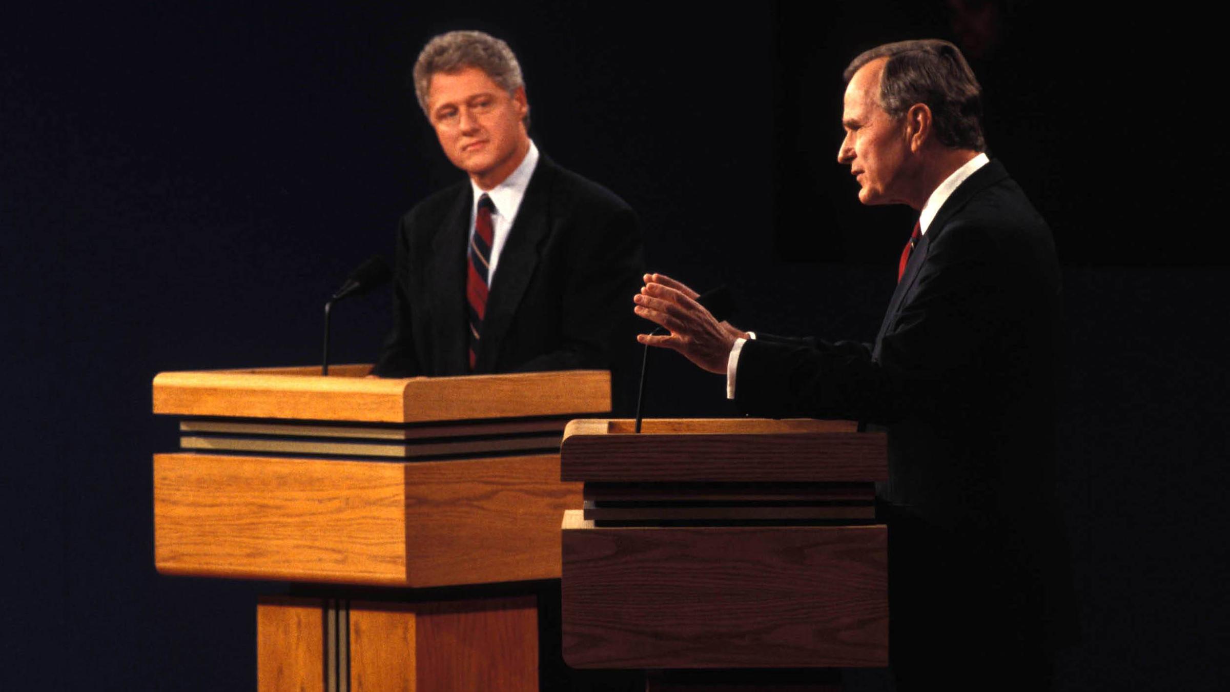 Präsident George H.W. Bush spricht 1992 bei einer Wahlkampfdebatte mit Herausforderer Bill Clinton