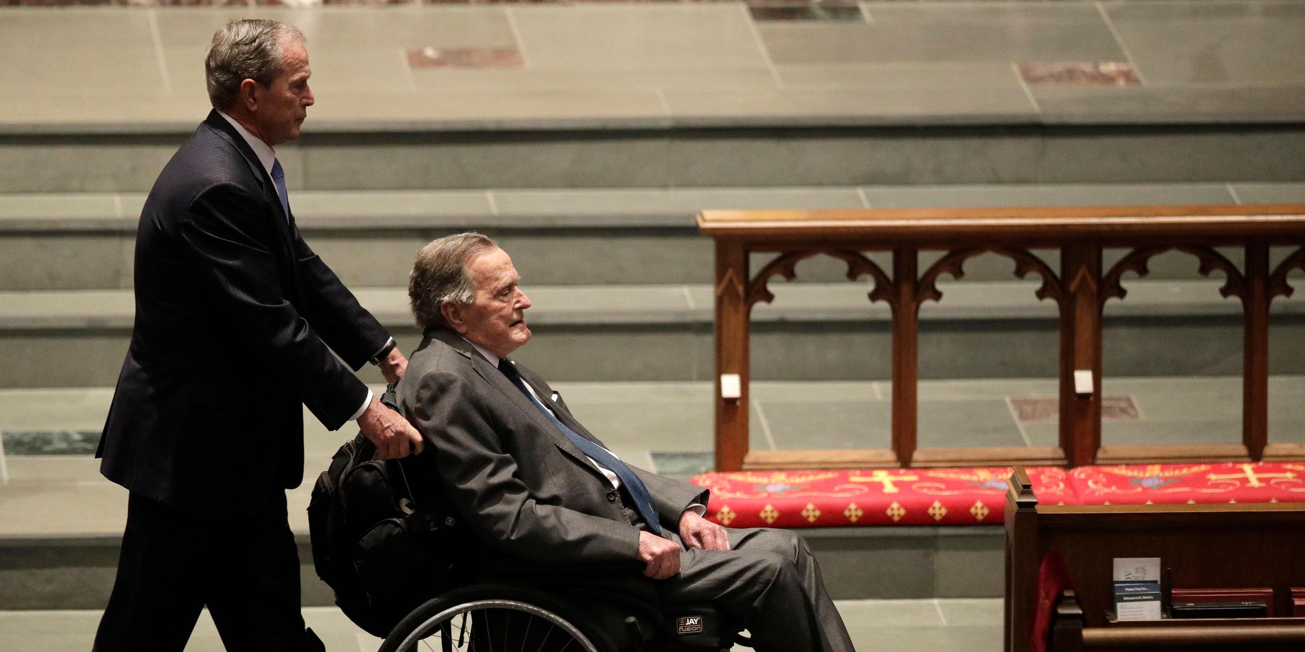 George H.W. Bush am 21. April 2018 mit seinem Sohn George auf dem Begräbnis seiner Frau Barbara