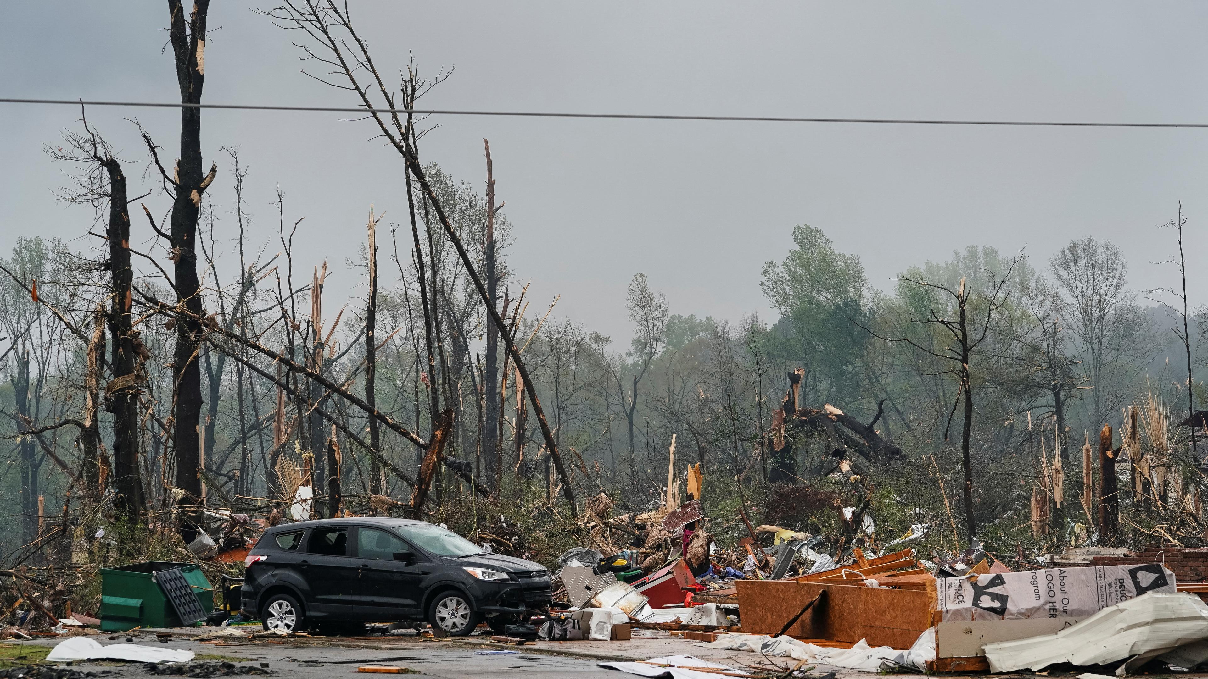 Tote in den USA: Tornado reißt Dach von Veranstaltungshalle - ZDFheute