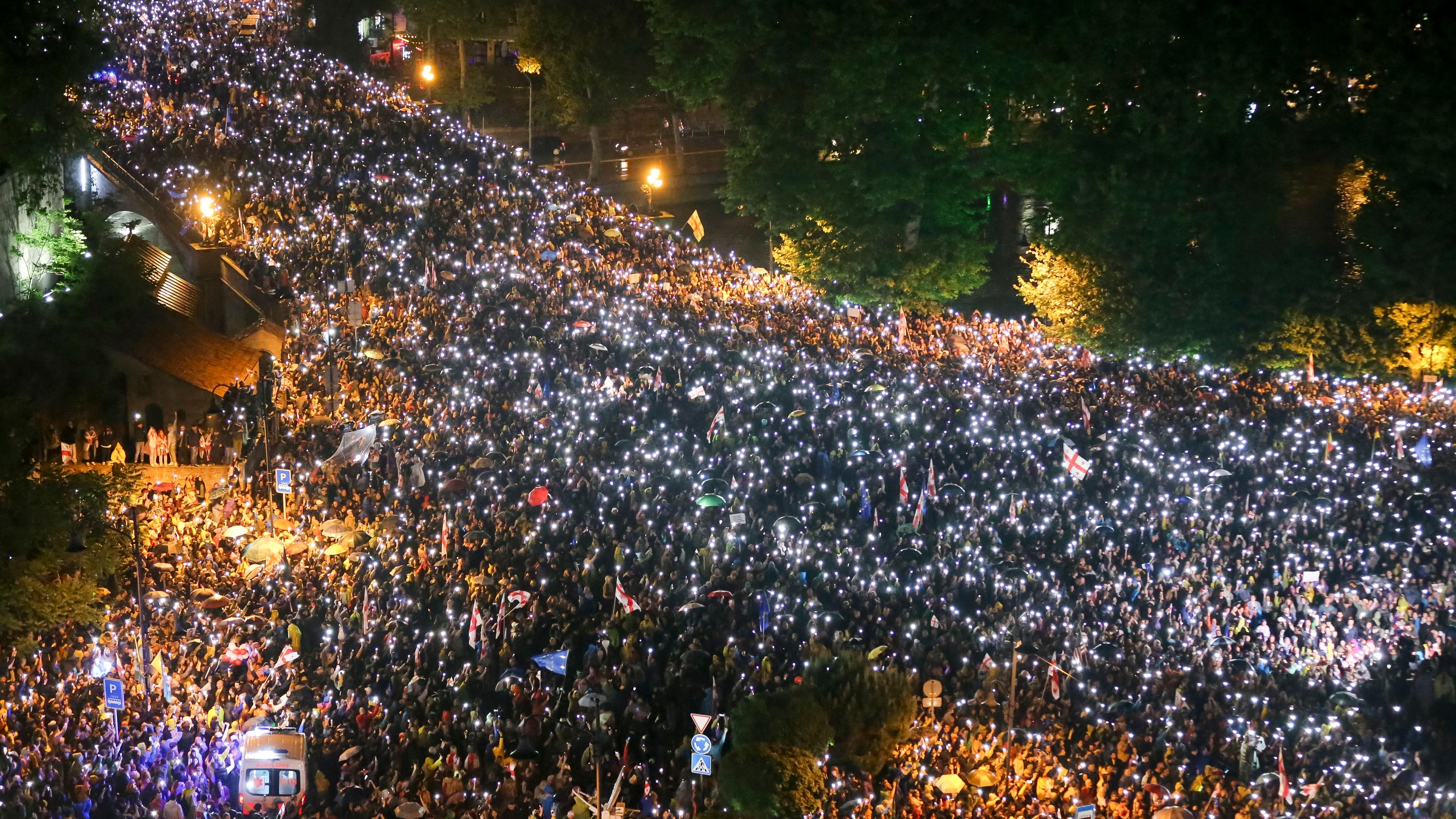 Demonstranten leuchten während eines Protests gegen das sogenannte "russische Gesetz" mit ihren Smartphones in Tiflis.
