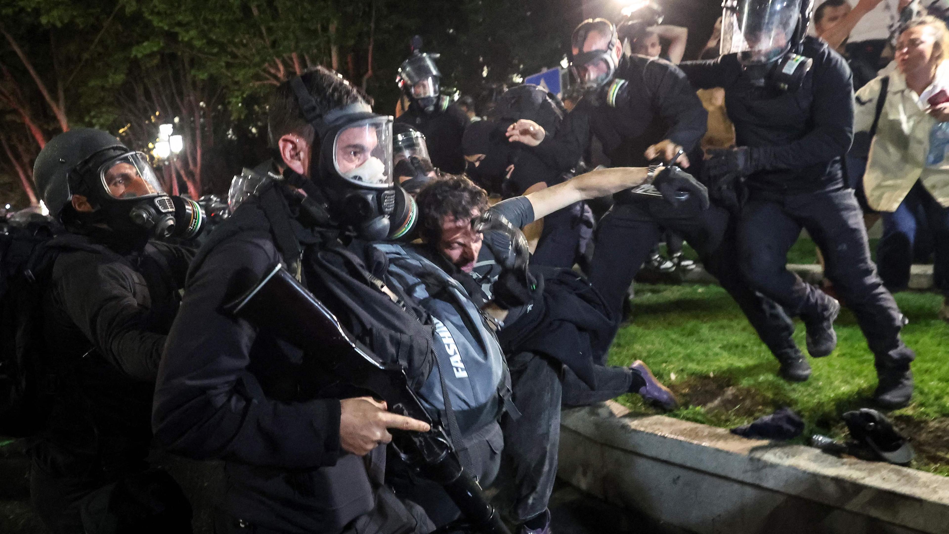 Georgien, Tbilisi: Polizeibeamte nehmen einen Demonstranten während einer Kundgebung in der Nähe des Parlaments fest, der gegen einen umstrittenen Gesetzentwurf zur „ausländischen Einflussnahme“ protestiert