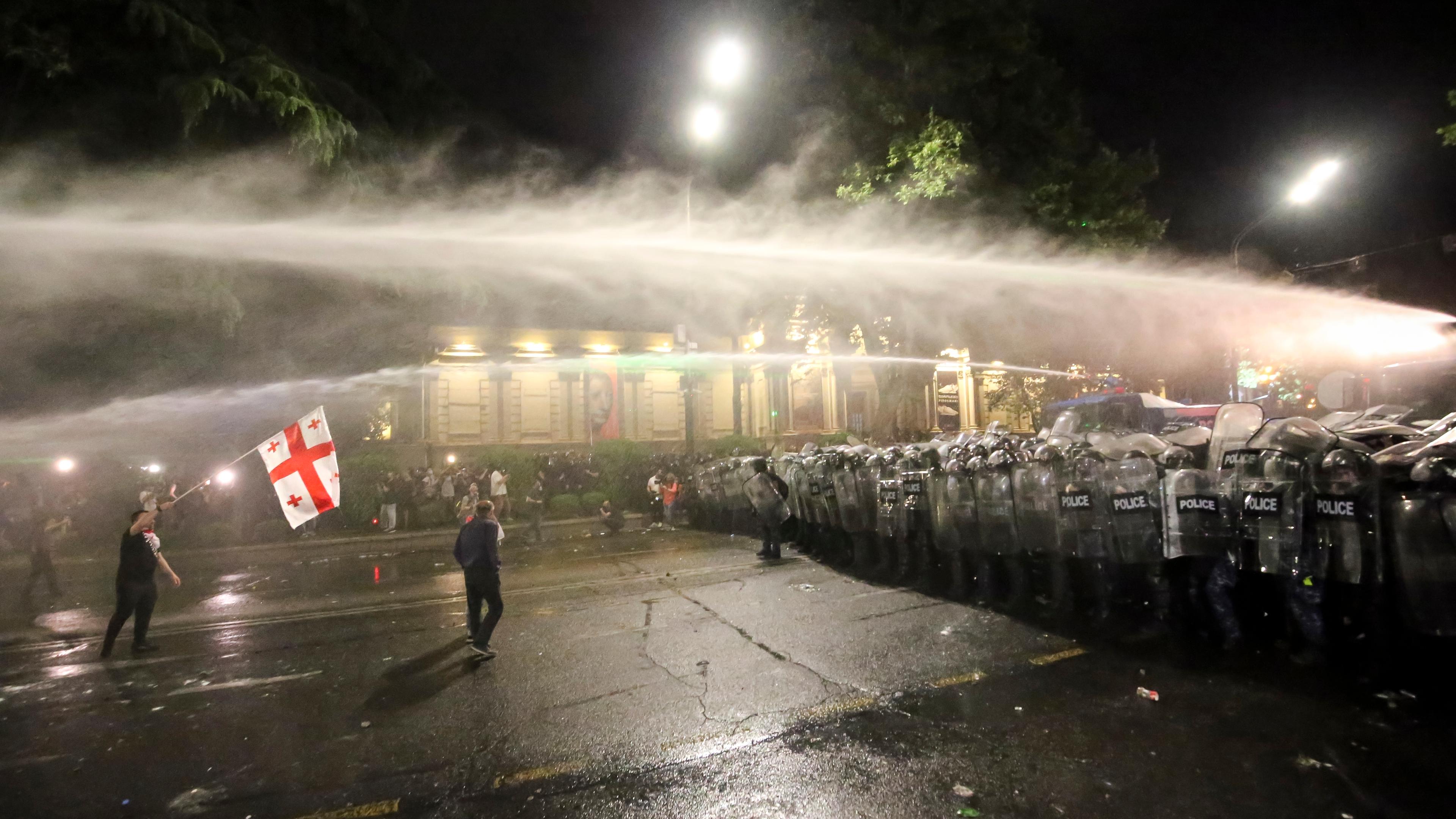 Die Polizei setzt am Mittwoch, dem 1. Mai 2024, bei einem Protest der Opposition gegen „das russische Gesetz“ in der Nähe des Parlamentsgebäudes in Tiflis, Georgien, einen Wasserwerfer ein