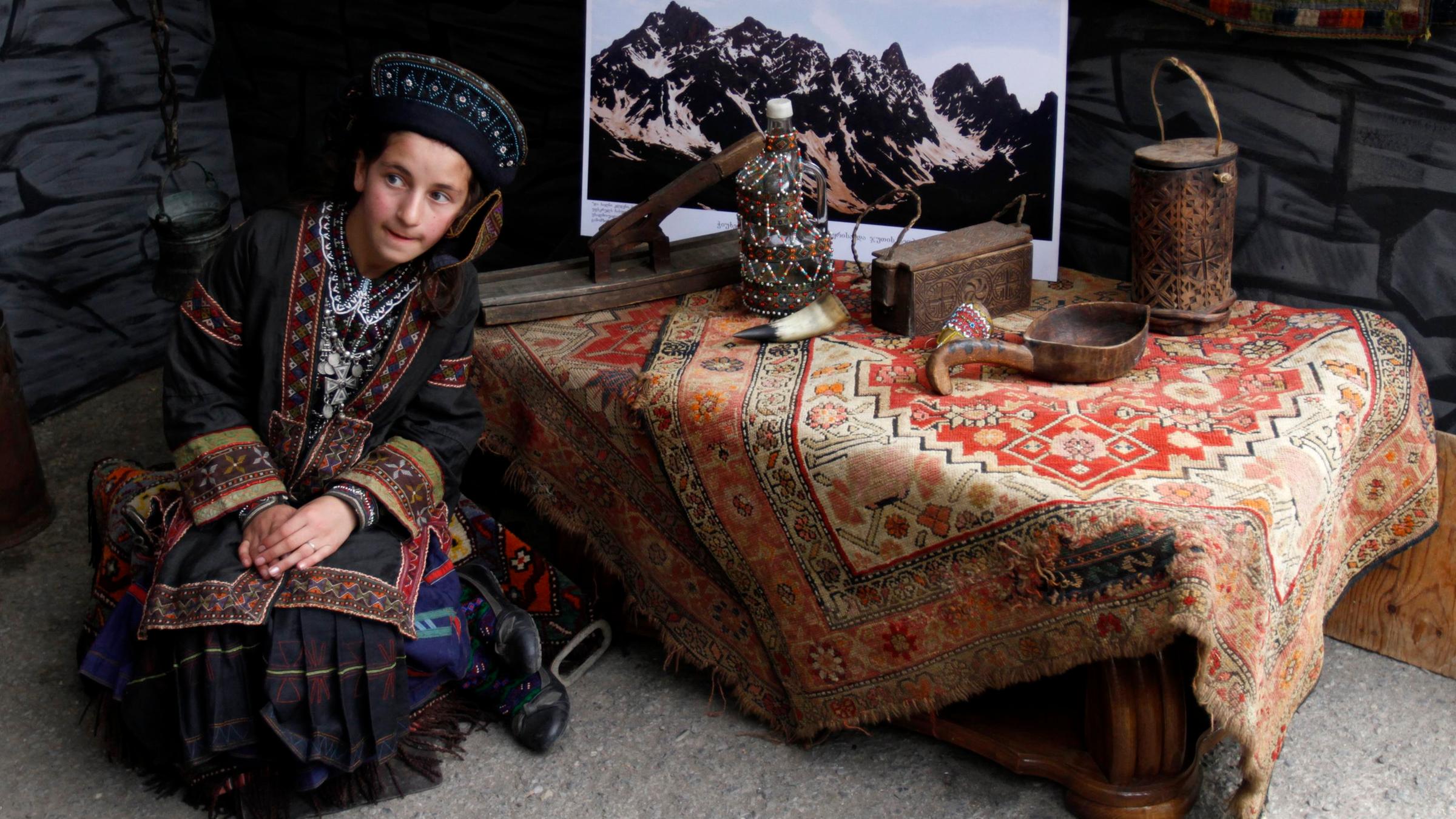 Georgisches Mädchen in Tracht