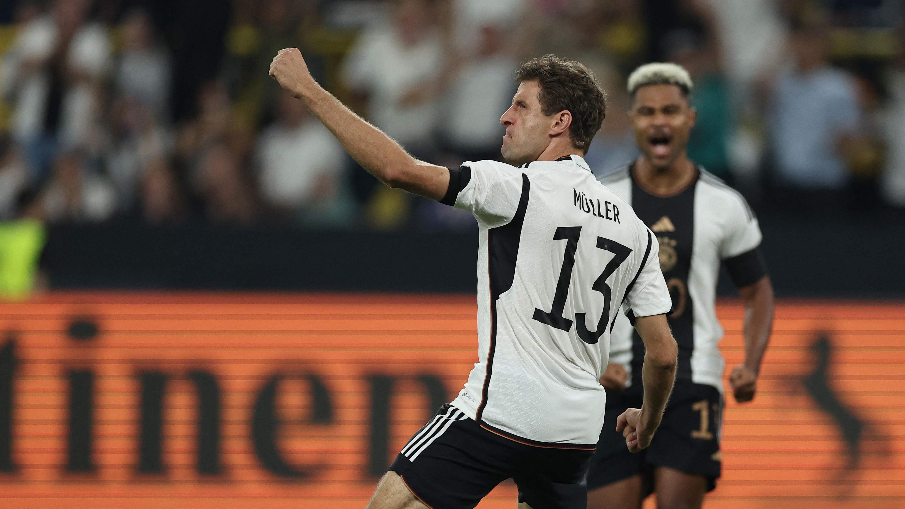 Thomas Müller feiert im Testspiel gegen Frankreich sein Tor zum 1:0